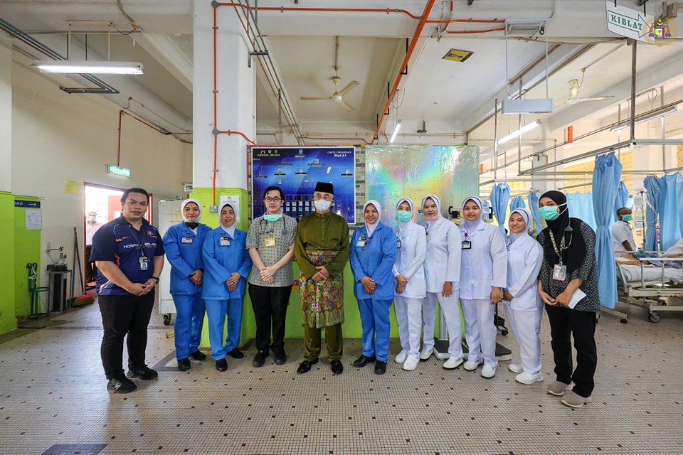 Menziarahi YBhg. Datuk Johari Mohamad di Hospital Melaka 1