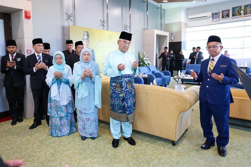 Ketibaan di Lapangan Terbang Antarabangsa Sultan Abdul Halim bagi Majlis Santapan Diraja Sempena Sambutan Jubli Perak Pemerintahan DYMM Tuanku Syed Sirajuddin Jamalullail 3