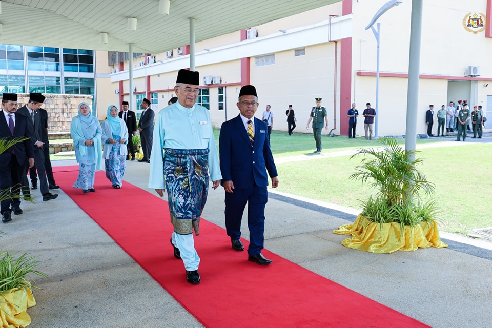 Ketibaan di Lapangan Terbang Antarabangsa Sultan Abdul Halim bagi Majlis Santapan Diraja Sempena Sambutan Jubli Perak Pemerintahan DYMM Tuanku Syed Sirajuddin Jamalullail 4