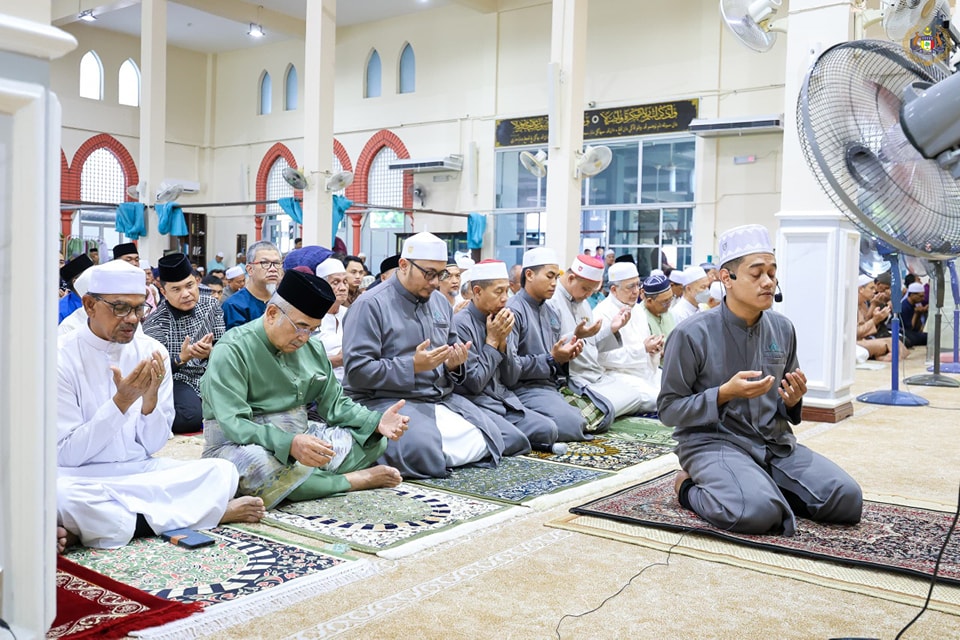 Solat Jumaat di Masjid Tun Syed Ahmad Al Haj, Kampung Bukit Beruang 3