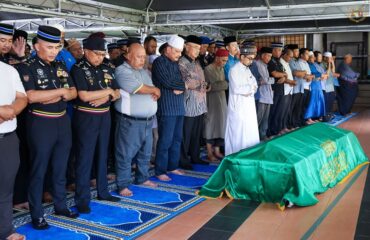 menunaikan Solat Jenazah bagi penghormatan terakhir kepada Allahyarhamah Kaasom@Kulisam binti K Gudiman Sahib 3