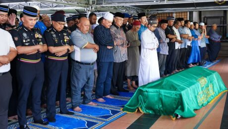menunaikan Solat Jenazah bagi penghormatan terakhir kepada Allahyarhamah Kaasom@Kulisam binti K Gudiman Sahib 3