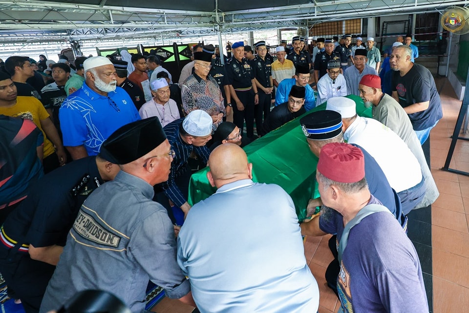 menunaikan Solat Jenazah bagi penghormatan terakhir kepada Allahyarhamah Kaasom@Kulisam binti K Gudiman Sahib 2