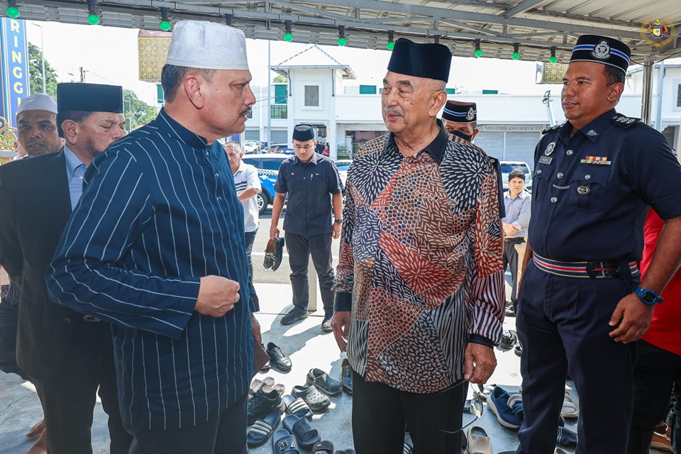 menunaikan Solat Jenazah bagi penghormatan terakhir kepada Allahyarhamah Kaasom@Kulisam binti K Gudiman Sahib 1