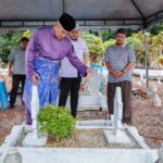 Menziarahi pusara ayahanda dan ibuanda serta keluarga
