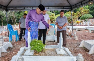 Menziarahi pusara ayahanda dan ibuanda serta keluarga