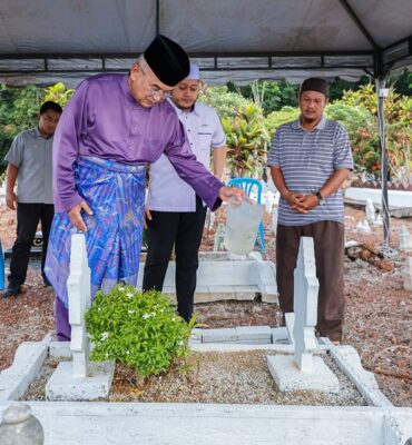504654491_1168071361999855_132506523617825364_n Menziarahi pusara ayahanda dan ibuanda serta keluarga
