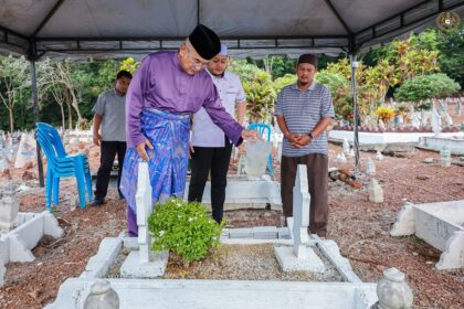 504654491_1168071361999855_132506523617825364_n Menziarahi pusara ayahanda dan ibuanda serta keluarga