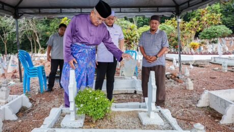 Menziarahi pusara ayahanda dan ibuanda serta keluarga