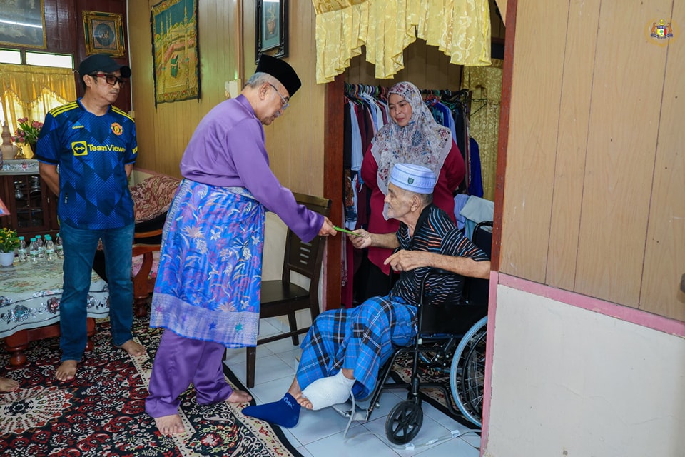 Menziarahi pusara ayahanda dan ibuanda serta keluarga 6