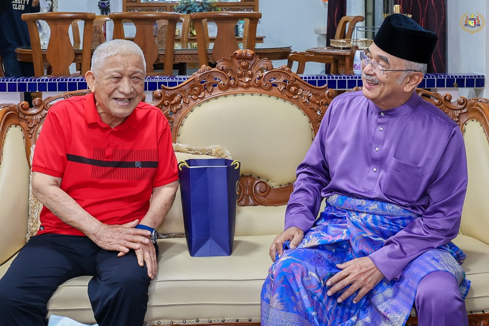 Menziarahi pusara ayahanda dan ibuanda serta keluarga 5