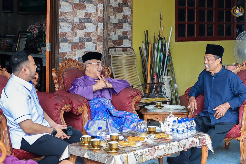 Menziarahi pusara ayahanda dan ibuanda serta keluarga 4