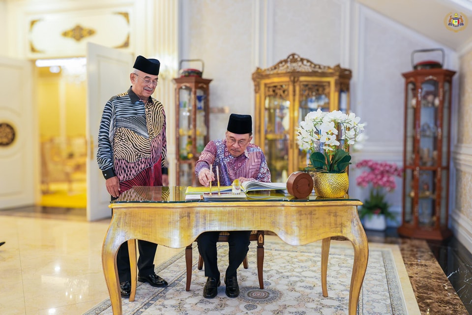 unjungan hormat daripada YAB Datuk Seri Anwar bin lbrahim 2