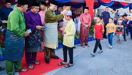 YT Tun Seri Setia Dr. Haji Mohd Ali bin Mohd Rustam, Yang di-Pertua Negeri Melaka menghadiri Majlis Sambutan Hari Asyura dan Menyantuni Anak-Anak Yatim Peringkat Negeri Melaka Tahun 1447H / 2025M yang diadakan di Masjid As-Salimin, Kandang, Melaka. Majlis turut dihadiri YB. Dato' Azhar Bin Haji Arshad, Setiausaha Kerajaan Negeri Melaka; YB. Datuk Rahmad bin Mariman, EXCO Pendidikan, Pengajian Tinggi dan Hal Ehwal Agama Melaka; YBhg. Sahibus Samahah Datuk Wira Haji Abdul Halim Bin Haji Tawil, Mufti Kerajaan Negeri Melaka; YBhg. Datuk Md Azhan Bin Samat, Pengarah Jabatan Agama Islam Negeri Melaka; YDH. SAC Ahmad Jefferi Abdullah, Timbalan Ketua Polis Melaka; Encik Shaifulfazlee bin Mohammad, Setiausaha Majlis Agama Islam Negeri Melaka. Majlis dimulakan dengan menyantuni Anak-Anak Yatim dan penyampaian sumbangan oleh TYT Tun Seri Setia serta penyumbang-penyumbang lain. Kemudian diteruskan dengan Solat Maghrib serta Tausiah bertajuk 