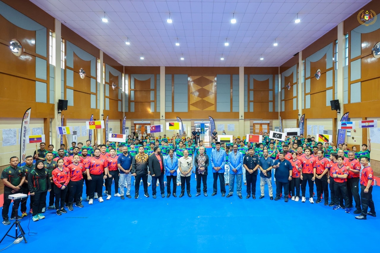 Yang di-Pertua Negeri Melaka mengadakan lawatan ke Program Akademi Karate Malaysia