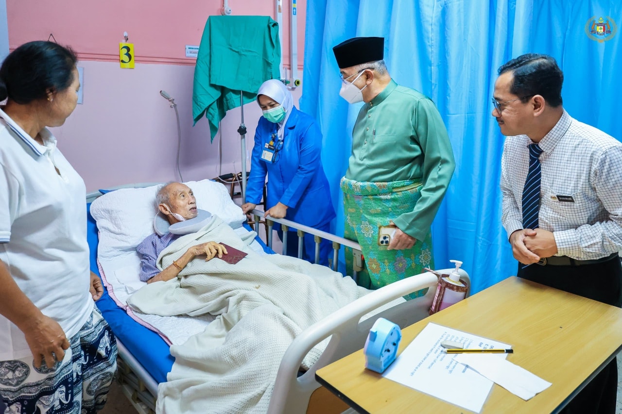 Yang di-Pertua Negeri Melaka membantu mangsa kemalangan jalan raya berdekatan Lebuh Ayer Keroh semasa dalam perjalanan dari Masjid Al-Alami, MITC ke Hospital Melaka.
