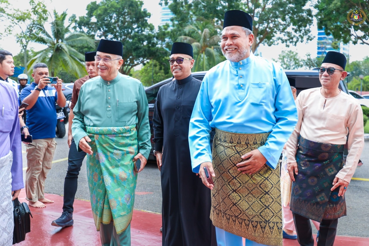 Yang di-Pertua Negeri Melaka menunaikan Solat Jumaat di Masjid Al-Alami MITC, Ayer Keroh, Melaka.