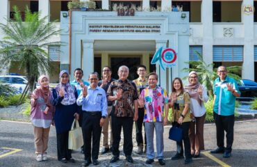 Yang di-Pertua Negeri Melaka mengadakan lawatan ke Institut Penyelidikan Perhutanan Malaysia (FRIM) di Kepong, Selangor.