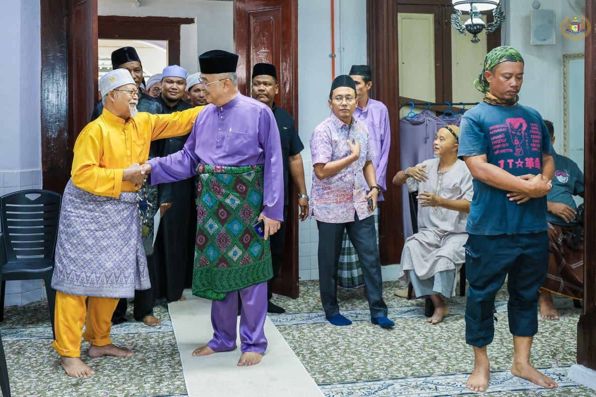 Yang di-Pertua Negeri Melaka menunaikan Solat Jumaat di Masjid An Nur, Bandar Hilir serta menyampaikan sumbangan kepada warga emas dan pegawai syarak masjid.