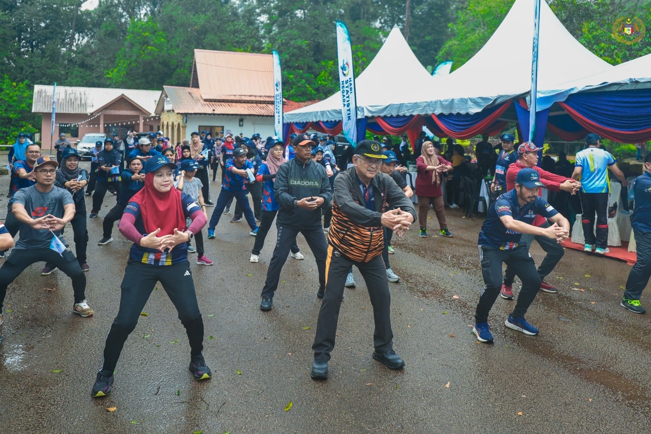 Yang di-Pertua Negeri Melaka hadir ke Program FIT DOSM Zon Selatan dan Larian Santai sempena Kick-Off Hari Statistik Negara 2025 anjuran Jabatan Perangkaan Malaysia, Negeri Melaka