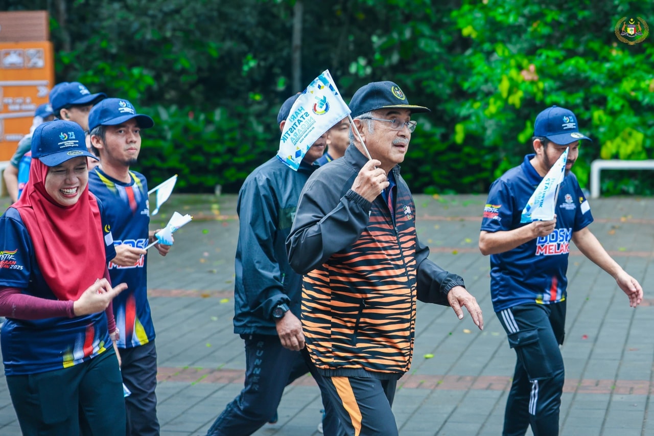 Yang di-Pertua Negeri Melaka hadir ke Program FIT DOSM Zon Selatan dan Larian Santai sempena Kick-Off Hari Statistik Negara 2025 anjuran Jabatan Perangkaan Malaysia, Negeri Melaka
