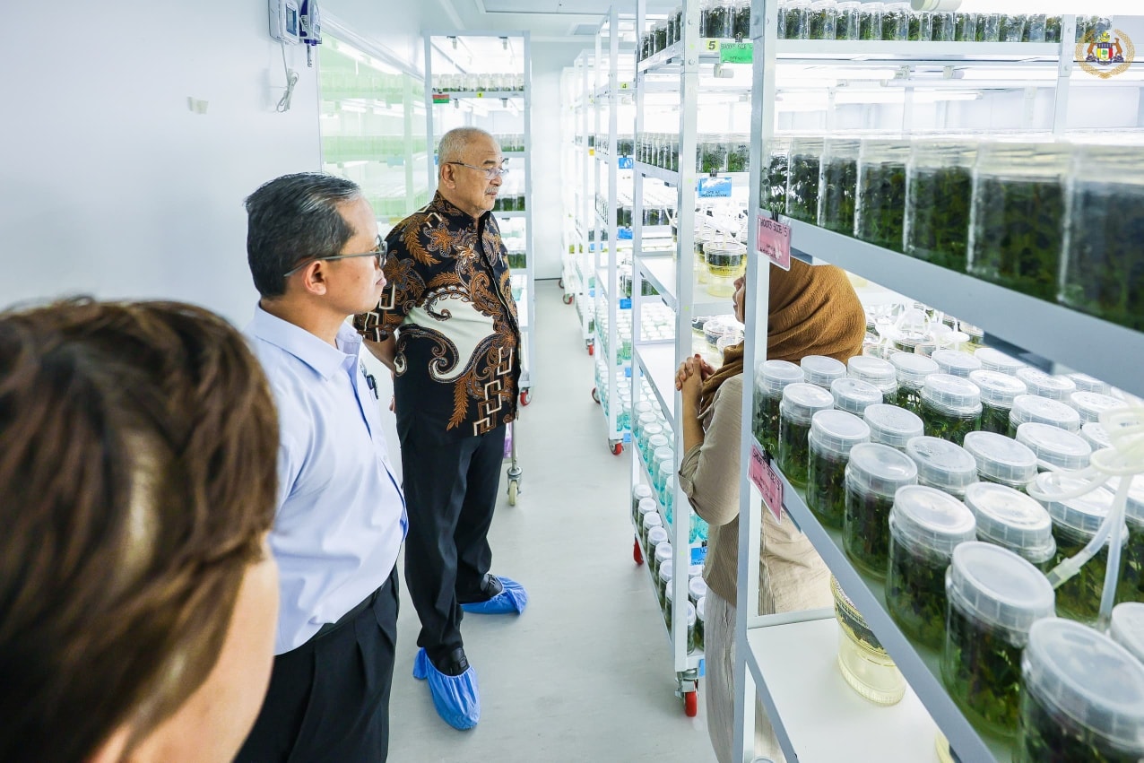 Yang di-Pertua Negeri Melaka mengadakan lawatan ke Institut Penyelidikan Perhutanan Malaysia (FRIM) di Kepong, Selangor.