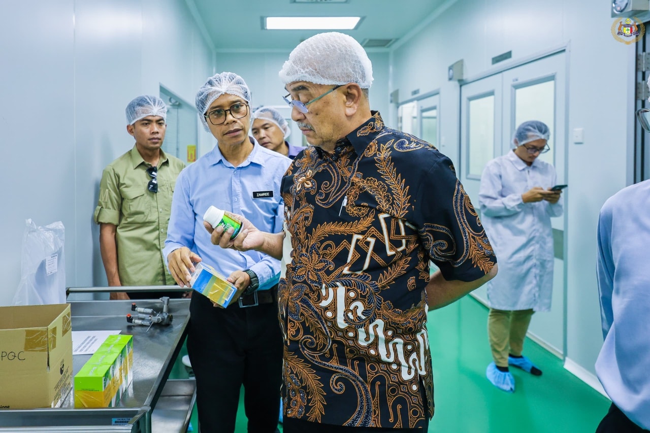 Yang di-Pertua Negeri Melaka mengadakan lawatan ke Institut Penyelidikan Perhutanan Malaysia (FRIM) di Kepong, Selangor.