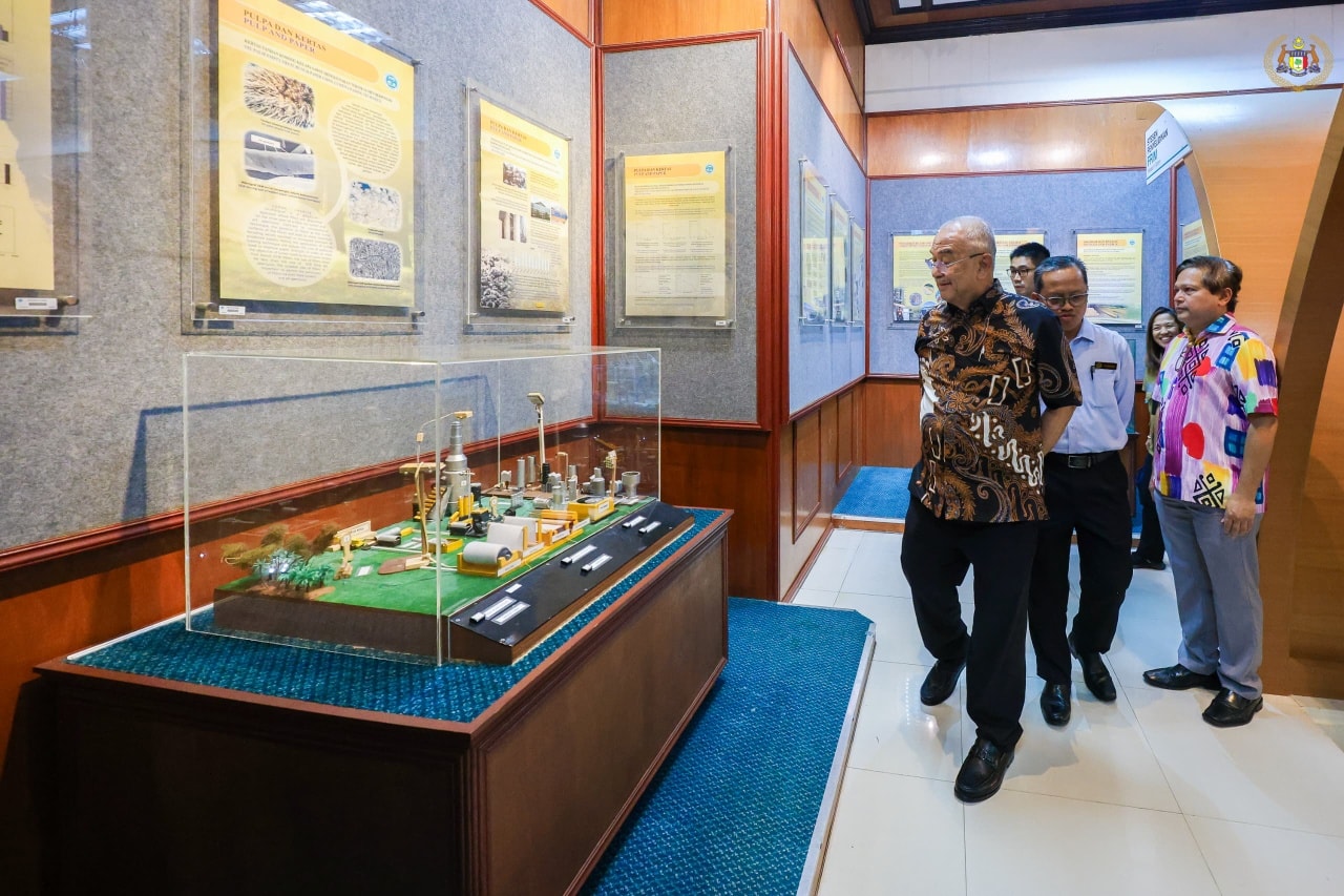 Yang di-Pertua Negeri Melaka mengadakan lawatan ke Institut Penyelidikan Perhutanan Malaysia (FRIM) di Kepong, Selangor.