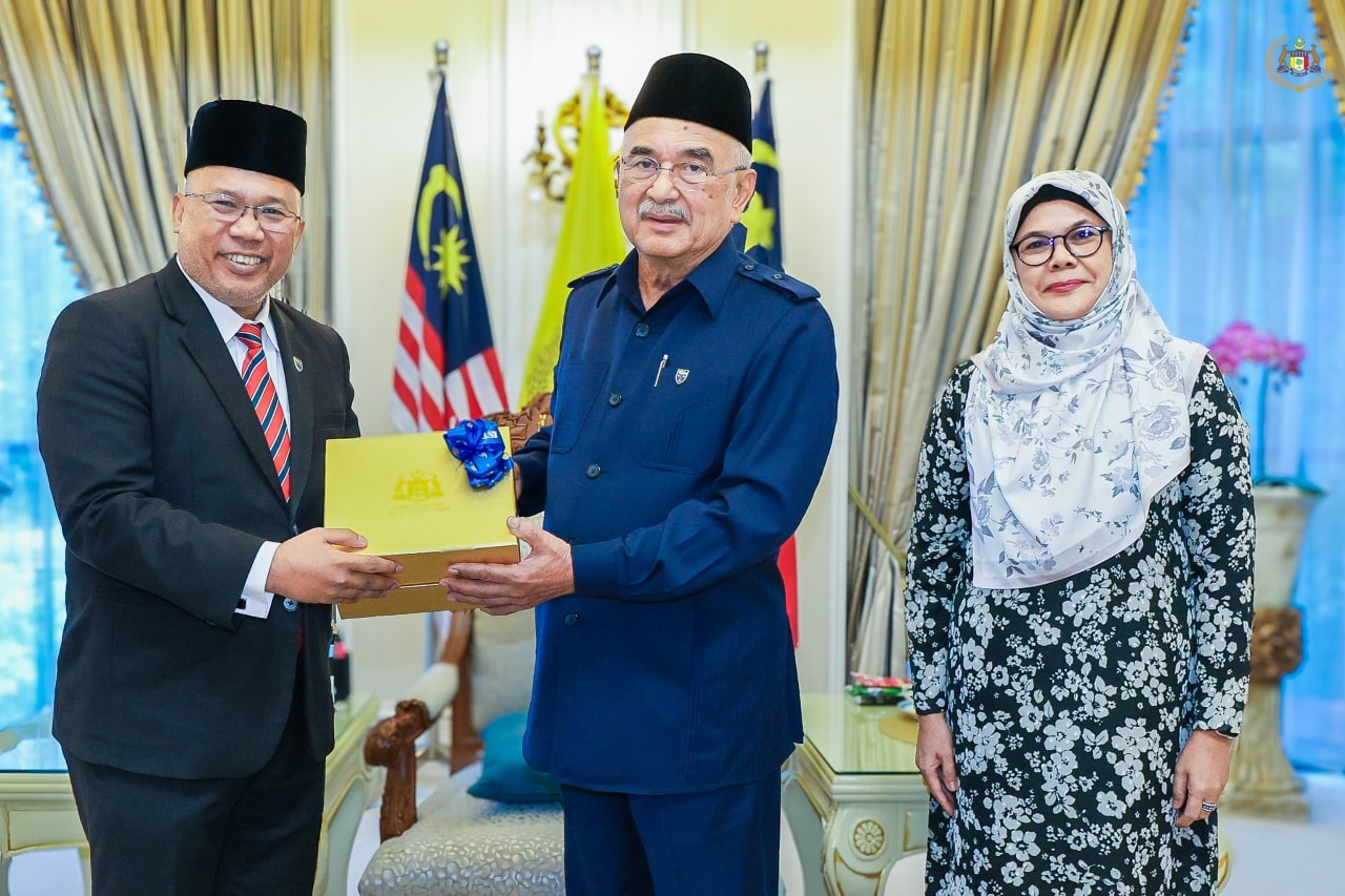 Yang di-Pertua Negeri Melaka menerima Kunjungan Hormat daripada YBhg. Profesor Dato’ Seri Ir Dr. Noor Azuan Abu Osman, Naib Canselor Universiti Malaya.