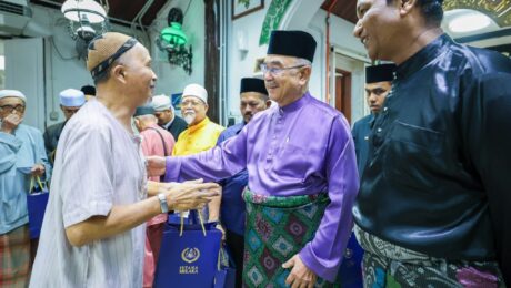 Yang di-Pertua Negeri Melaka menunaikan Solat Jumaat di Masjid An Nur, Bandar Hilir serta menyampaikan sumbangan kepada warga emas dan pegawai syarak masjid.