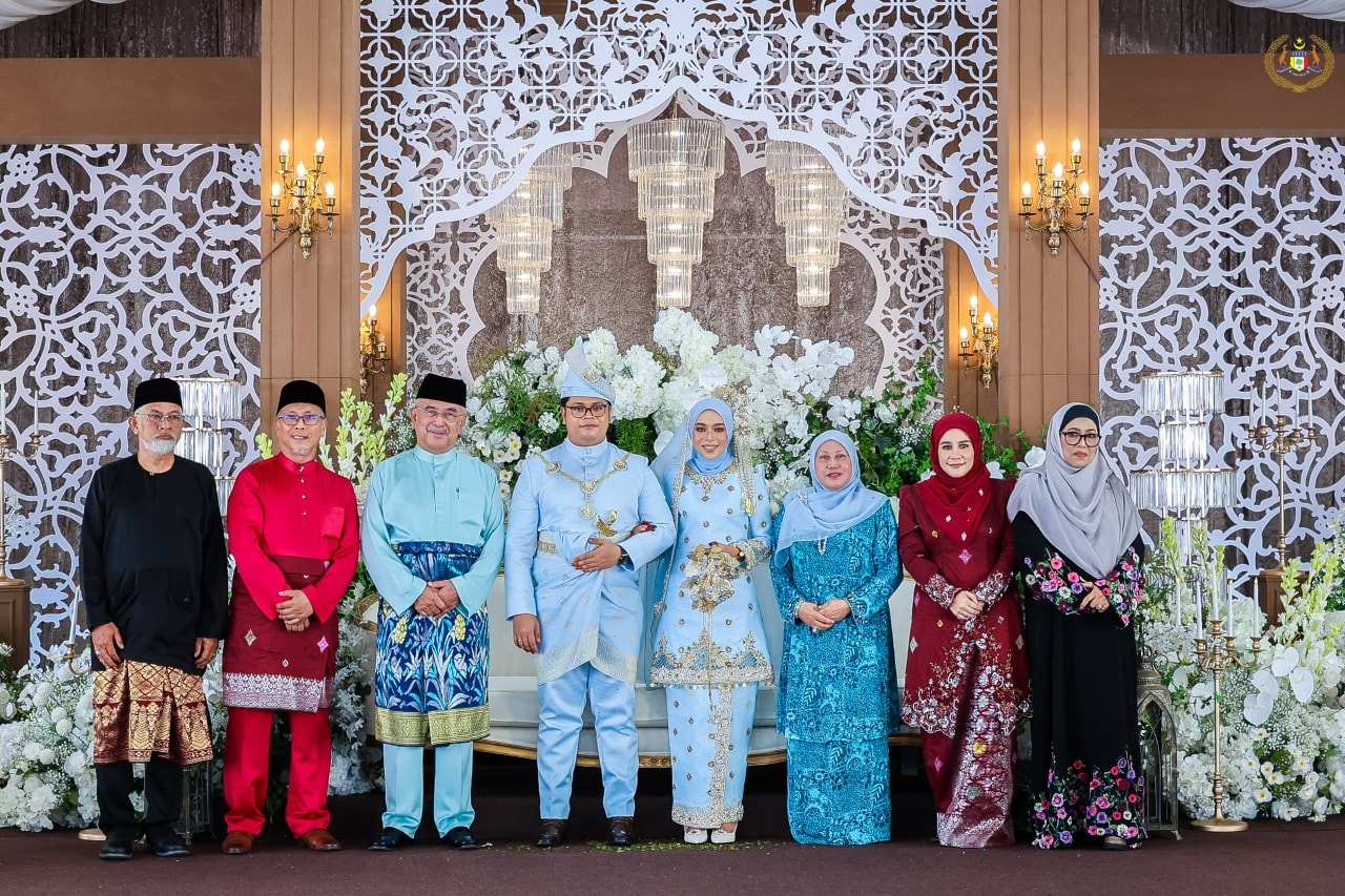 Yang di-Pertua Negeri Melaka dan YABhg. Toh Puan Datuk Wira (Dr.) Hajah Asmah binti Ab Rahman hadir memeriahkan Majlis Perkahwinan Anak YB. Puan Siti Faizah binti Datuk Haji Abdul Azis