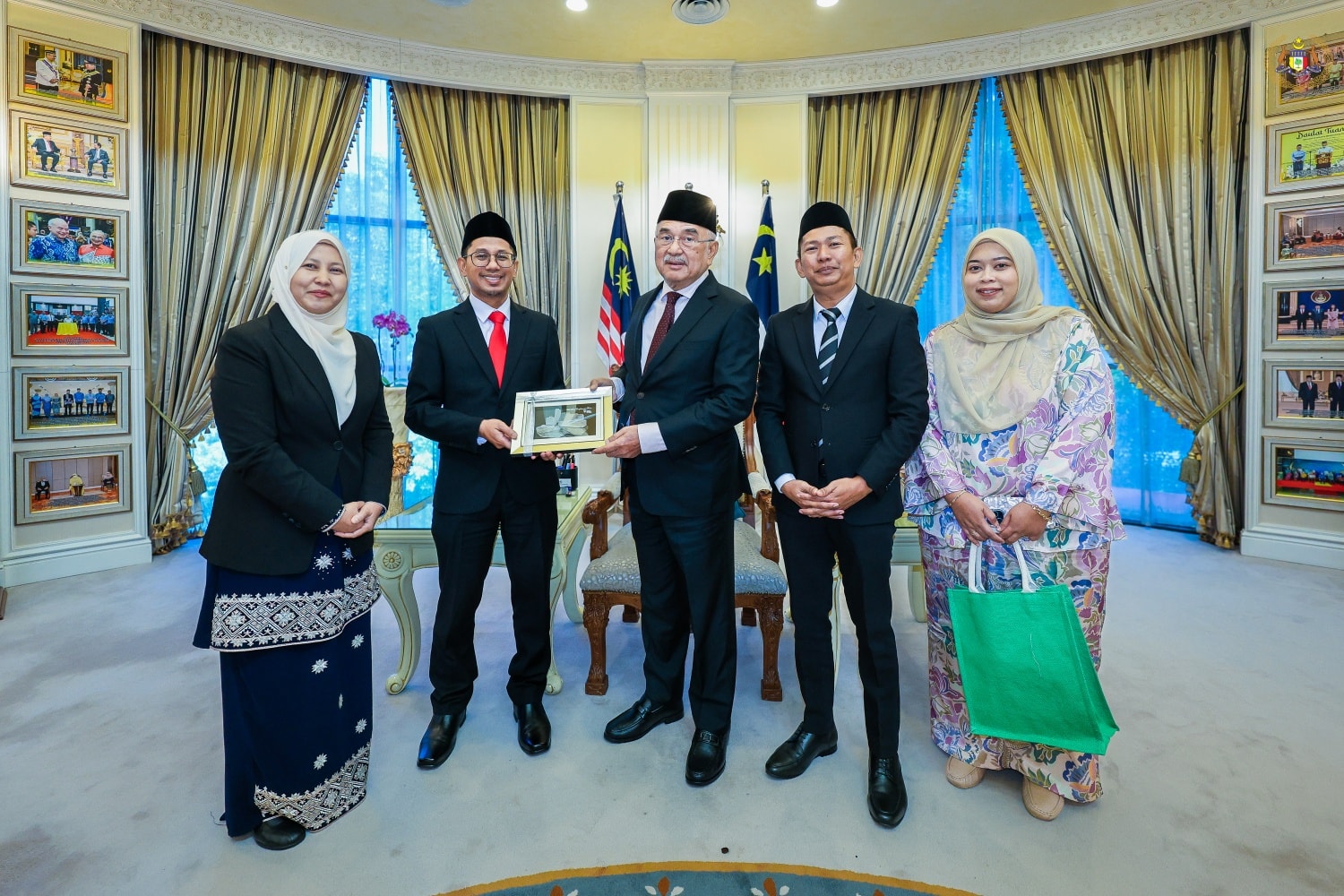 Kunjung Hormat daripada Puan Mariati binti Che Omar dan Encik Mahamad Farizan Bin Mahamad