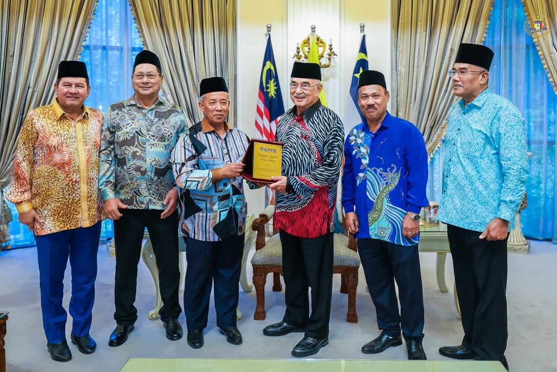 Yang di-Pertua Negeri Melaka mengadakan perjumpaan bersama YBhg. Dato' Sabari Misran, Pengerusi Koperasi Peserta-Peserta FELCRA Malaysia Berhad (KPFB)