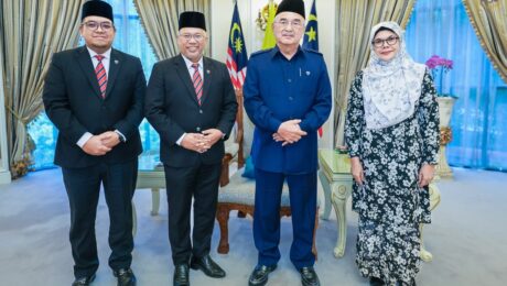 Yang di-Pertua Negeri Melaka menerima Kunjungan Hormat daripada YBhg. Profesor Dato’ Seri Ir Dr. Noor Azuan Abu Osman, Naib Canselor Universiti Malaya.