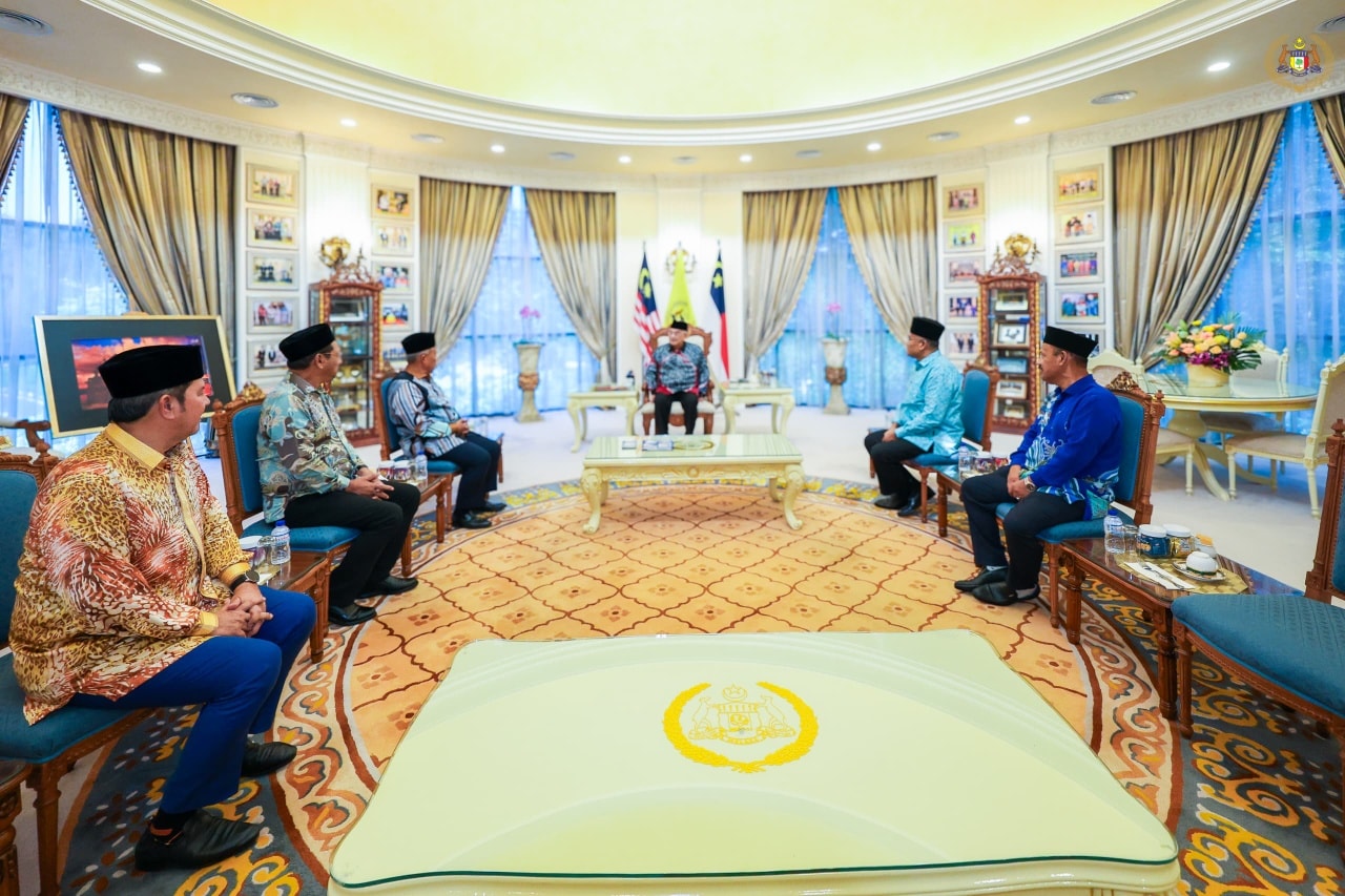 Yang di-Pertua Negeri Melaka mengadakan perjumpaan bersama YBhg. Dato' Sabari Misran, Pengerusi Koperasi Peserta-Peserta FELCRA Malaysia Berhad (KPFB)