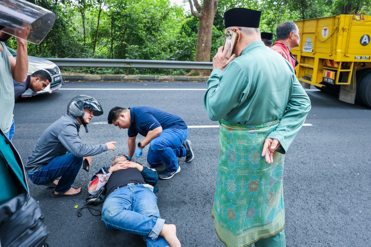 Yang di-Pertua Negeri Melaka membantu mangsa kemalangan jalan raya berdekatan Lebuh Ayer Keroh semasa dalam perjalanan dari Masjid Al-Alami, MITC ke Hospital Melaka.