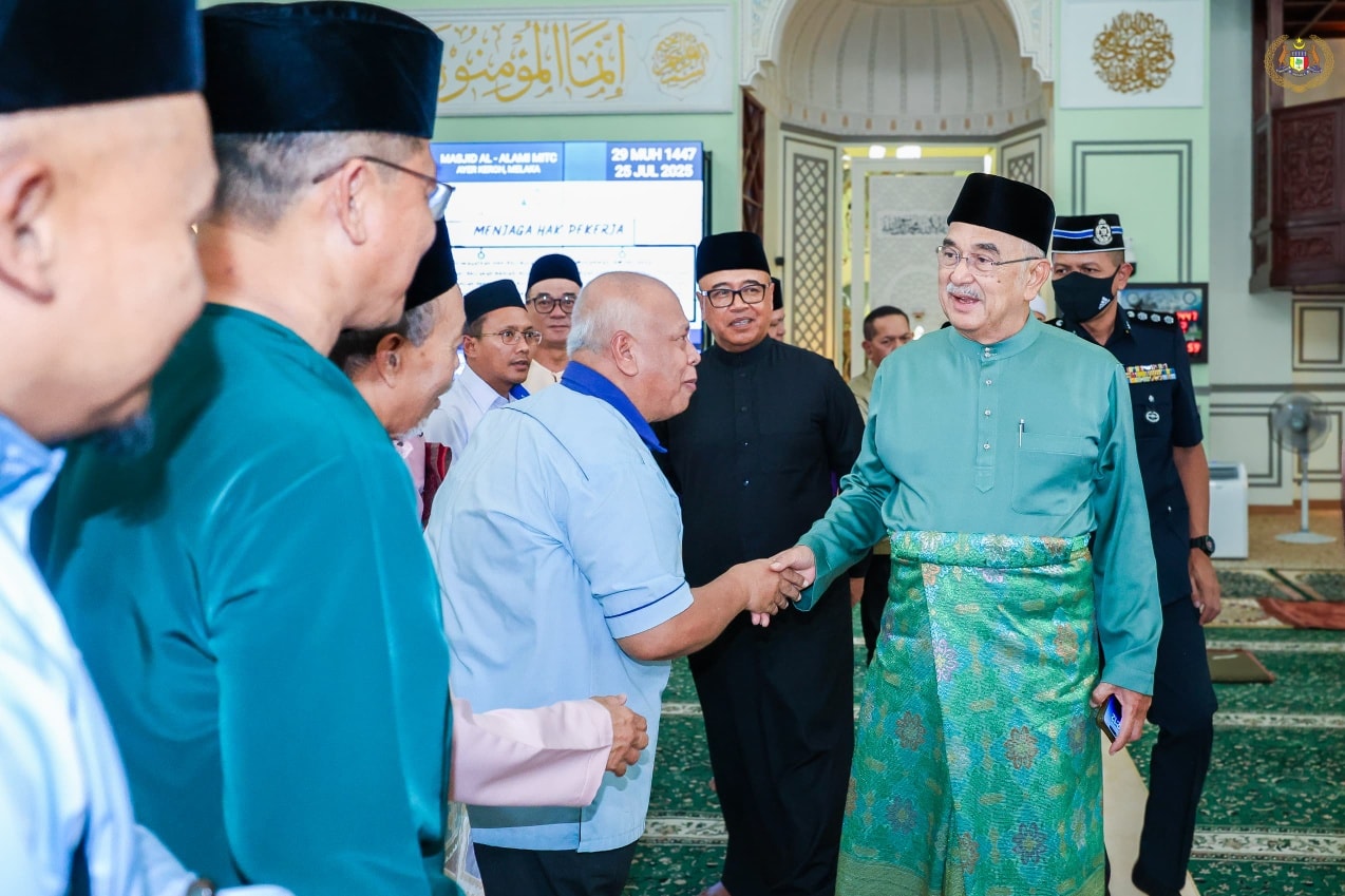 Yang di-Pertua Negeri Melaka menunaikan Solat Jumaat di Masjid Al-Alami MITC, Ayer Keroh, Melaka.