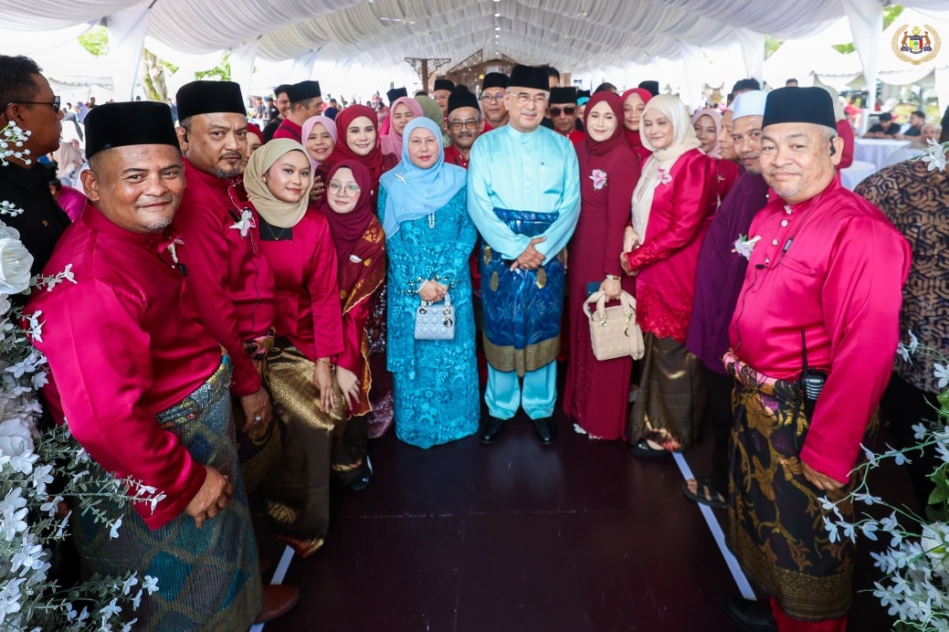Yang di-Pertua Negeri Melaka dan YABhg. Toh Puan Datuk Wira (Dr.) Hajah Asmah binti Ab Rahman hadir memeriahkan Majlis Perkahwinan Anak YB. Puan Siti Faizah binti Datuk Haji Abdul Azis