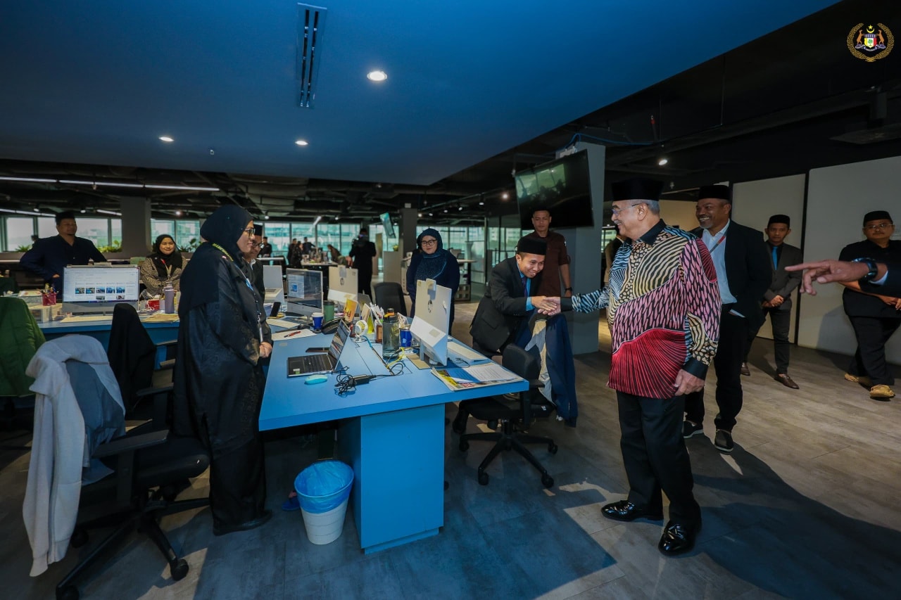 Yang di-Pertua Negeri Melaka mengadakan Lawatan ke Media Mulia Sdn. Bhd.