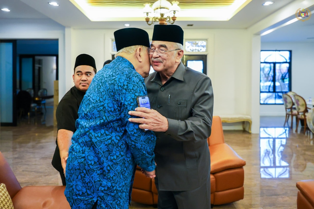 Yang di-Pertua Negeri Melaka mengunjungi dan menyantuni YABhg. Tun Datuk Seri Utama Dr. Mohd Khalil bin Yaakob