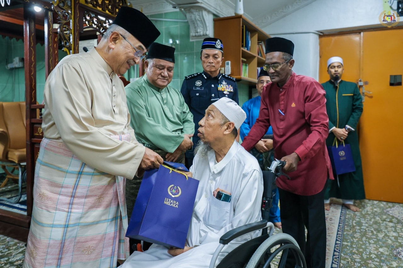 ang di-Pertua Negeri Melaka menunaikan Solat Jumaat di Masjid Al-Faizin Bertam Malim, Melaka