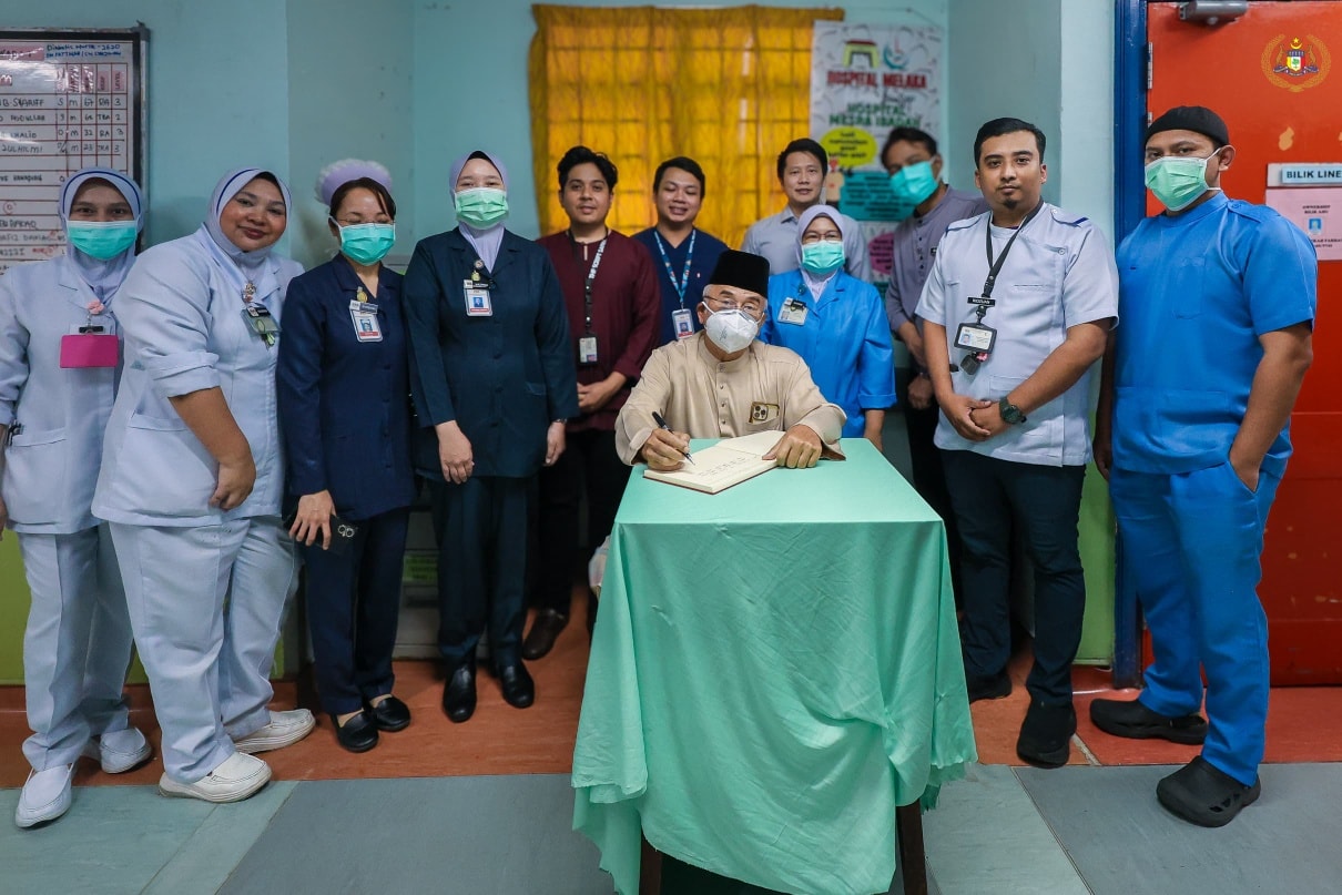 ang di-Pertua Negeri Melaka menunaikan Solat Jumaat di Masjid Al-Faizin Bertam Malim, Melaka