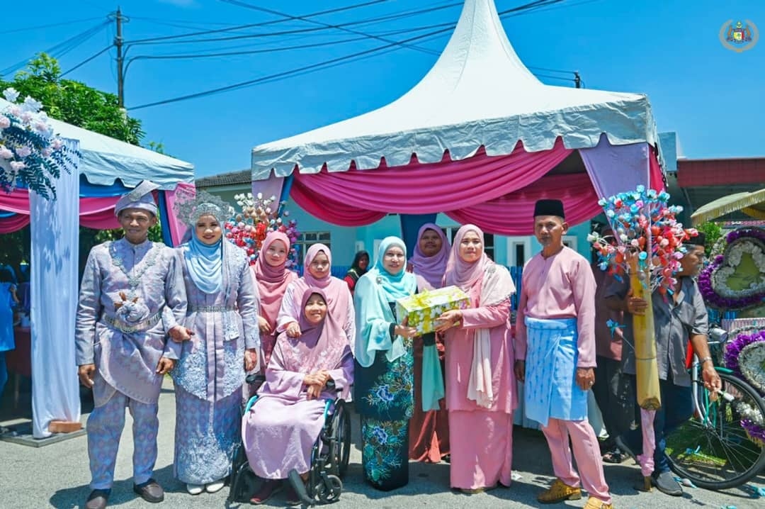 YABhg. Toh Puan Datuk Wira (Dr.) Hajah Asmah binti Ab Rahman hadir memeriahkan Majlis Perkahwinan anak perempuan Encik Sarman bin Saring dan Puan Lillah binti Baba