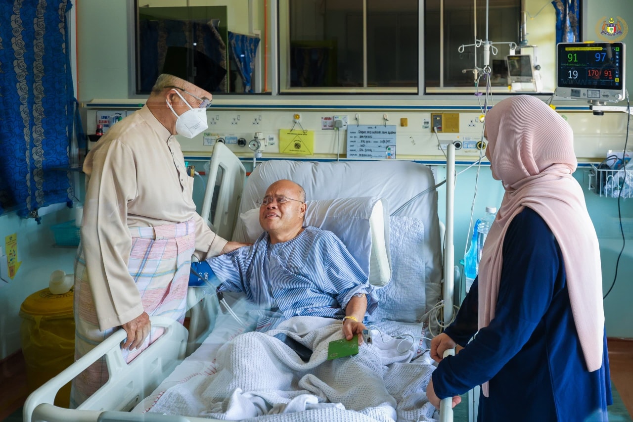 ang di-Pertua Negeri Melaka menunaikan Solat Jumaat di Masjid Al-Faizin Bertam Malim, Melaka