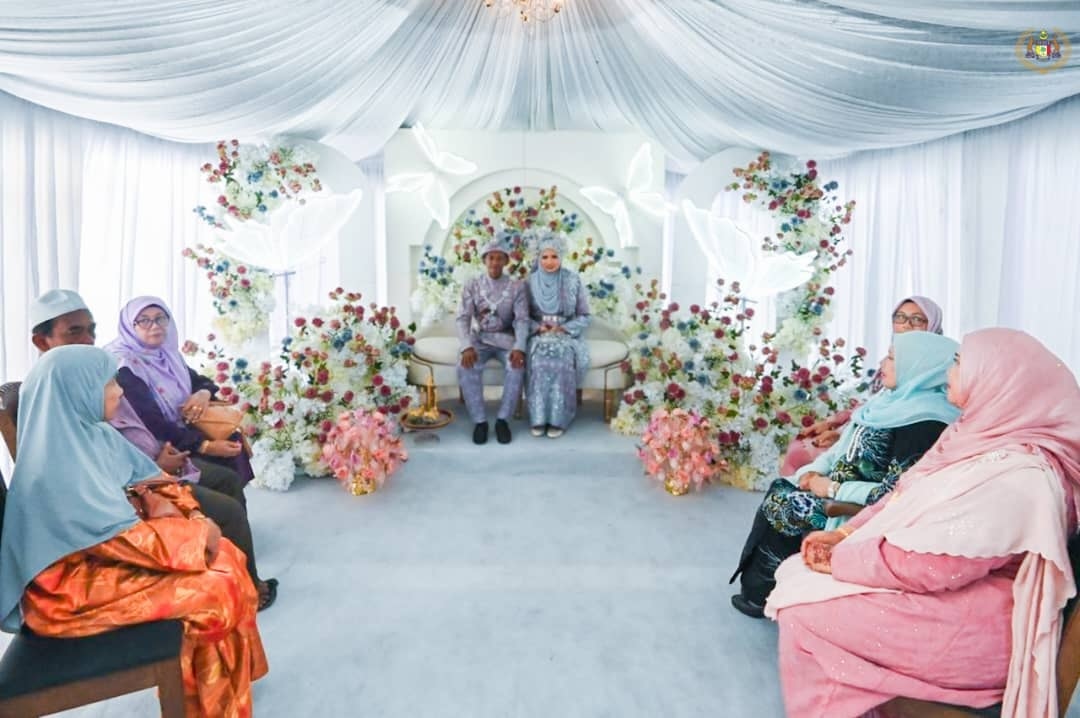YABhg. Toh Puan Datuk Wira (Dr.) Hajah Asmah binti Ab Rahman hadir memeriahkan Majlis Perkahwinan anak perempuan Encik Sarman bin Saring dan Puan Lillah binti Baba