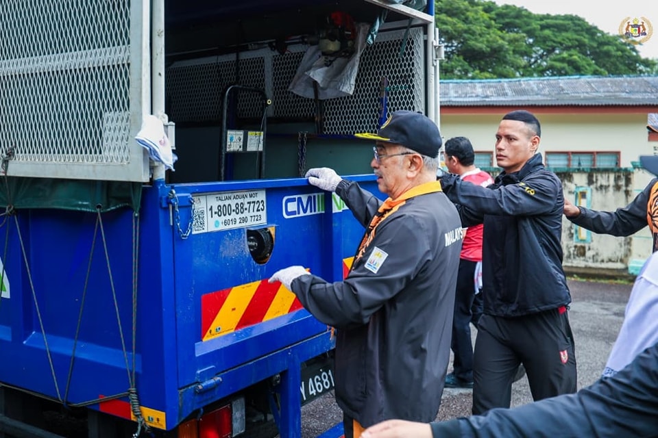 Yang di-Pertua Negeri Melaka hadir ke program gotong-royong bersama beberapa Badan Bukan Kerajaan (NGO) Negeri Melaka