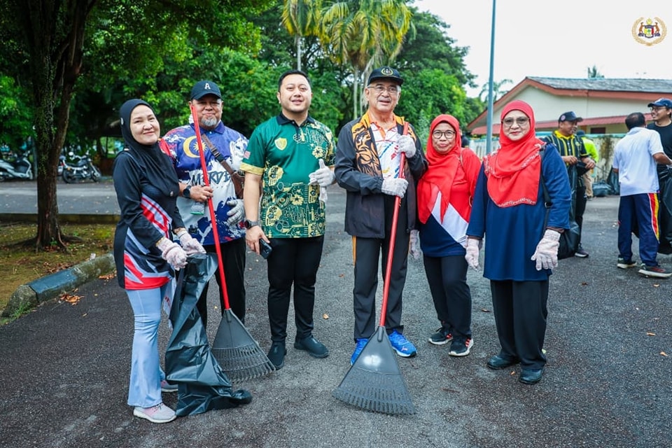 Yang di-Pertua Negeri Melaka hadir ke program gotong-royong bersama beberapa Badan Bukan Kerajaan (NGO) Negeri Melaka