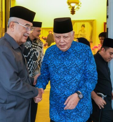 528267621_1218997890240535_8186115911248749635_n Yang di-Pertua Negeri Melaka mengunjungi dan menyantuni YABhg. Tun Datuk Seri Utama Dr. Mohd Khalil bin Yaakob