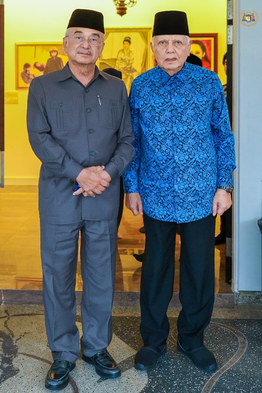 Yang di-Pertua Negeri Melaka mengunjungi dan menyantuni YABhg. Tun Datuk Seri Utama Dr. Mohd Khalil bin Yaakob